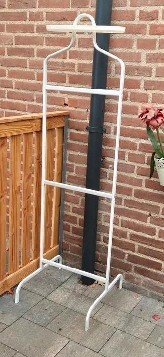 Gratis twee kledingrekken beschikbaar voor biedingen