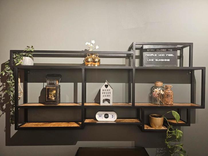 Industriële wandrek met mangohouten planken, Huis en Inrichting, Woonaccessoires | Wandplanken en Boekenplanken, Zo goed als nieuw