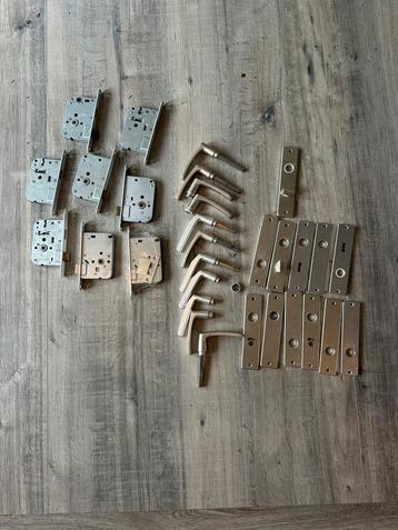 Insteekslot 8x deurklinken 11x langschild 12x, badkamerslot beschikbaar voor biedingen