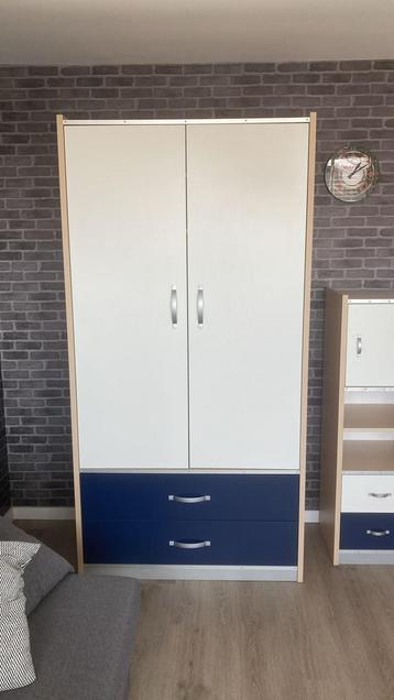 Kledingkast en bijpassend opbergkastje van Vroomshoop