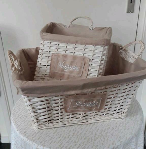 2 Witte Rieten Manden met Bekleding, Huis en Inrichting, Woonaccessoires | Schalen en Manden, Zo goed als nieuw, Mand, Rechthoekig