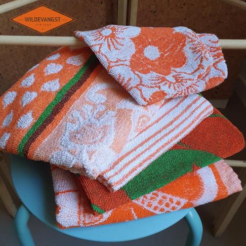 Set 4 vintage handdoeken & twee washandjes: oranje, Huis en Inrichting, Badkamer | Badtextiel en Accessoires, Gebruikt, Handdoek