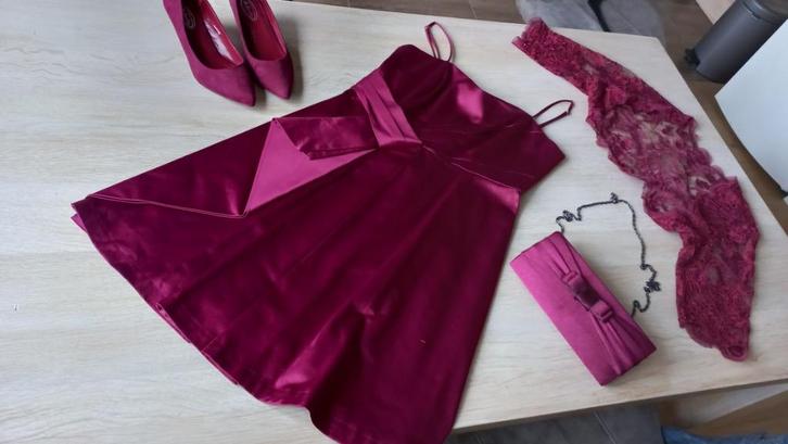 bordeauxrode cocktailjurk met accessoires, Kleding | Dames, Gelegenheidskleding, Zo goed als nieuw, Cocktailjurk, Maat 38/40 (M)