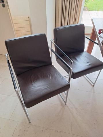 twee donkerbruine leren eetkamerstoelen beschikbaar voor biedingen