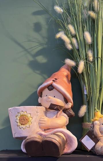 Bloempot met meisje beschikbaar voor biedingen