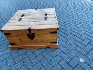 Leuke tafel kist beschikbaar voor biedingen