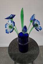Glazen vaas met glazen bloemen, Huis en Inrichting, Woonaccessoires | Vazen, Minder dan 50 cm, Glas, Blauw, Ophalen of Verzenden