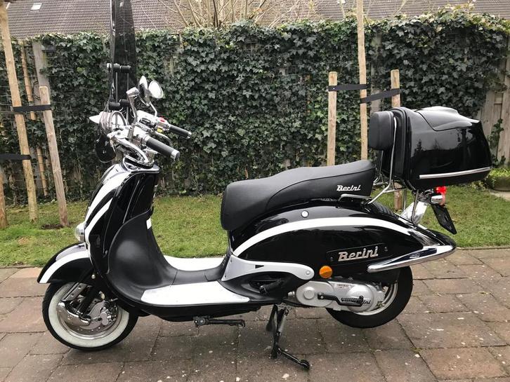 Scooter Bella Classic two tone (zwart/wit) Berini, Fietsen en Brommers, Scooters | Overige merken, Zo goed als nieuw, Maximaal 45 km/u