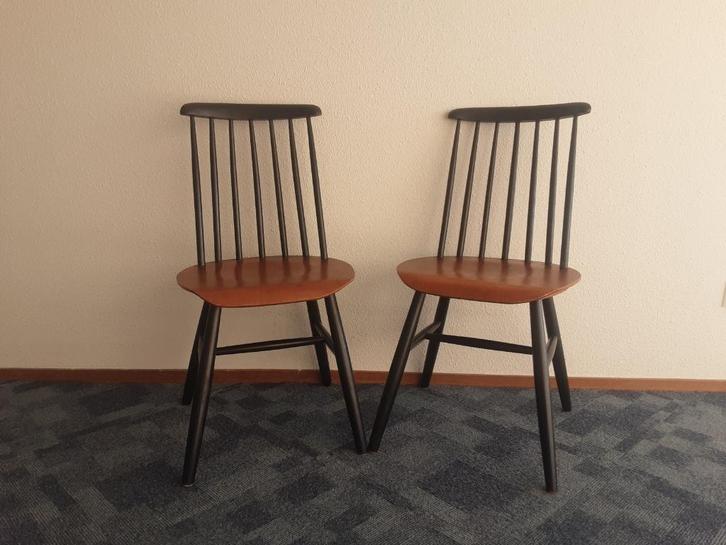 TWEE VINTAGE SPIJLENSTOELEN TAPIOVAARA MID CENTURY PASTOE, Huis en Inrichting, Stoelen, Gebruikt, Twee, Hout, Bruin, Ophalen