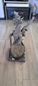 Aangeboden Mooie grote Draak met zwaard en schild lamp !!!, Ophalen, Gebruikt, Overige materialen, 50 tot 75 cm