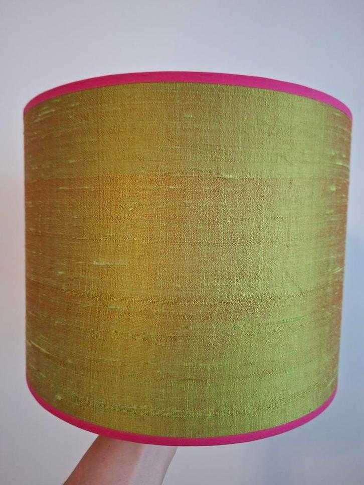 Handgemaakte lampenkap ruwe zijde groen/roze, Huis en Inrichting, Lampen | Tafellampen, Zo goed als nieuw, Minder dan 50 cm, Ophalen of Verzenden