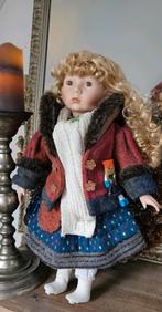 Oude  porseleinen pop met handgemaakte kleding, Verzamelen, Poppen, Ophalen of Verzenden