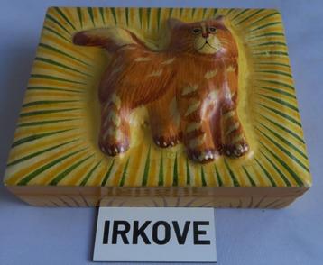 LEUK DOOSJE MET RODE POES * India * beschikbaar voor biedingen