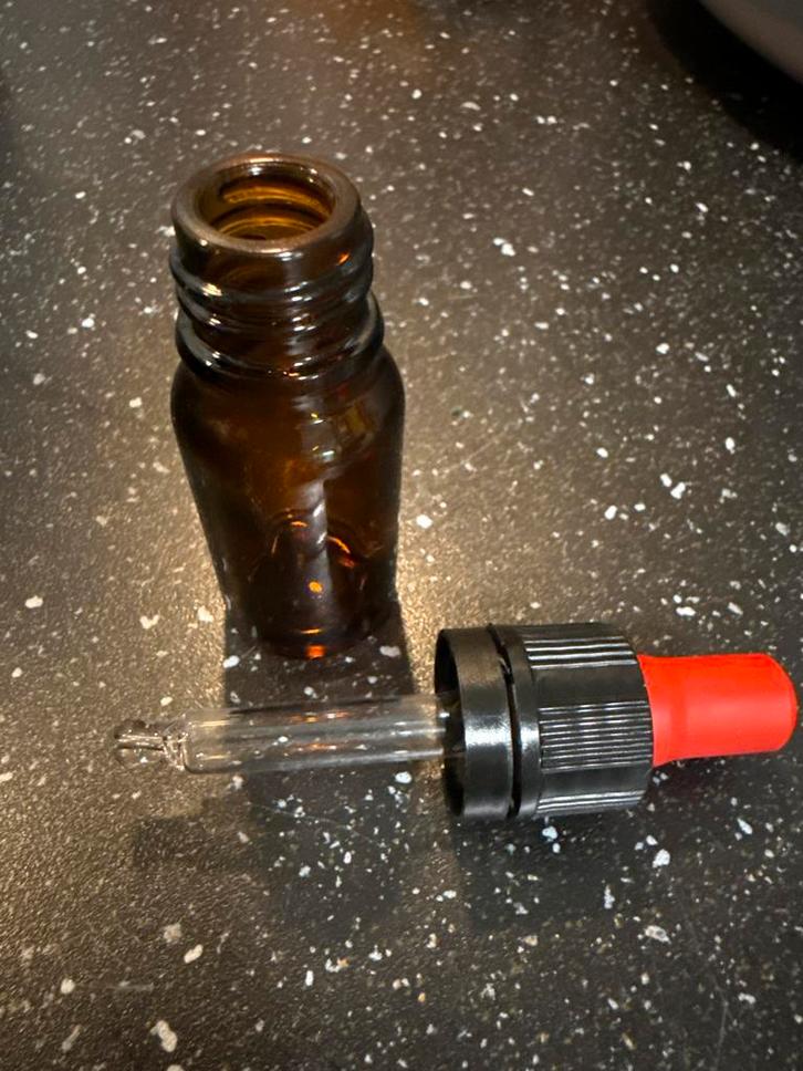 Pipetflesje 10 ml met Rubberen Dop, Sieraden, Tassen en Uiterlijk, Uiterlijk | Cosmetica en Make-up, Ophalen of Verzenden