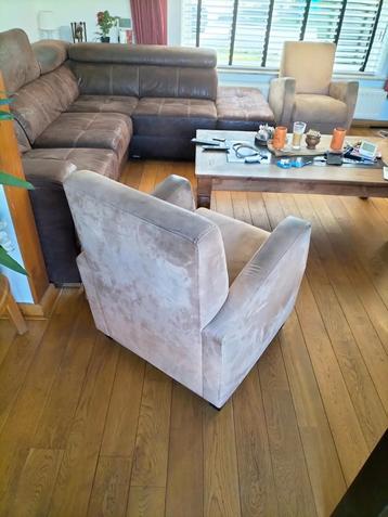 2 x fauteuil in perfecte staat, alleen armleuningen reinigen beschikbaar voor biedingen