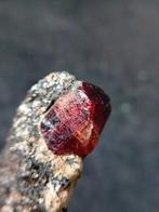 Groot Zirkoon Kristal UV op matrix Biotiet, Pakistan, Ophalen of Verzenden, Mineraal
