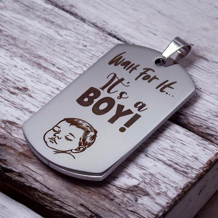 GEBOORTEHANGER – “WAIT FOR IT… IT’S A BOY! OR GIRL!”, Sieraden, Tassen en Uiterlijk, Kettinghangers, Nieuw, Overige materialen