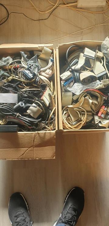 Kabels , pc en diversen , 2 dozen vol. beschikbaar voor biedingen