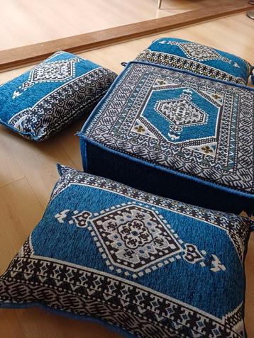Poef incl. drie vloerkussens (paleisblauw) beschikbaar voor biedingen