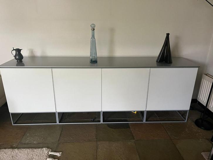 Next 125 Modern Dressoir wit met aluminium, Huis en Inrichting, Kasten | Dressoirs, Gebruikt, 200 cm of meer, 25 tot 50 cm, Met deur(en)