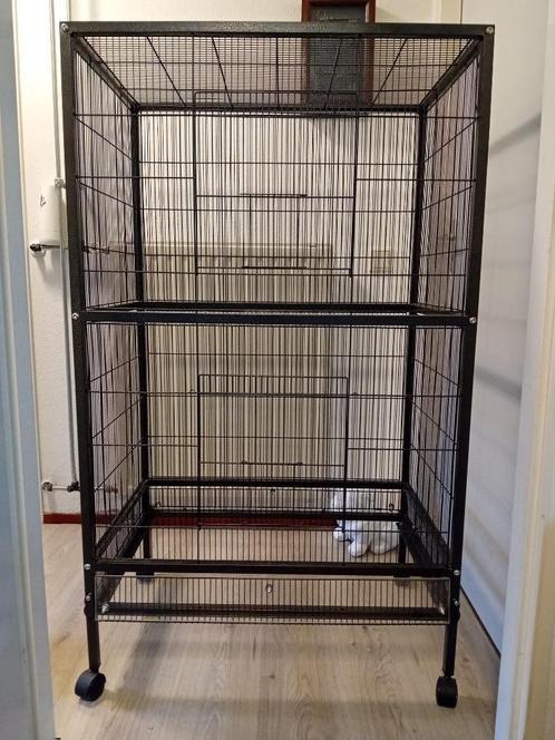 Te koop een mooie ruime kooi, Dieren en Toebehoren, Knaagdieren en Konijnen | Hokken en Kooien, Zo goed als nieuw, Kooi, 90 cm of meer