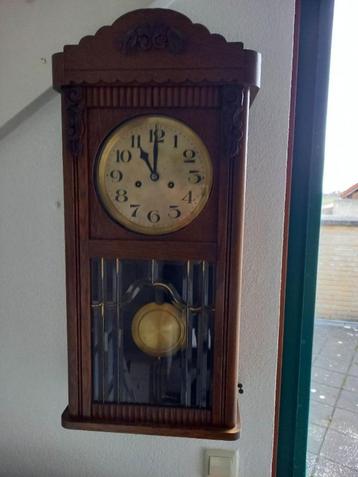 Mooie Antieke wandklok beschikbaar voor biedingen