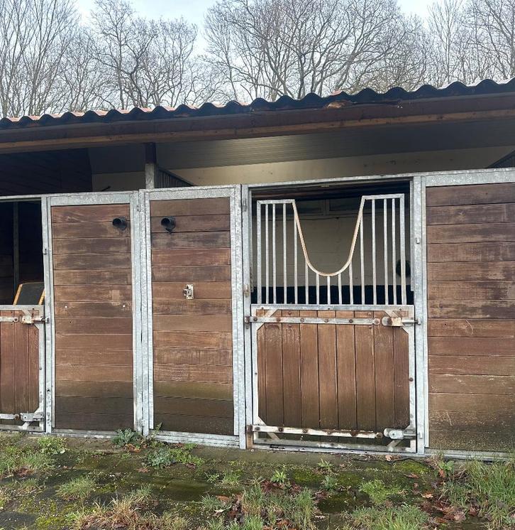 Gebruikte paardenstallen voor -en zijwand (€500 per set), Dieren en Toebehoren, Stalling en Weidegang, Stalling, 4 paarden of pony's of meer