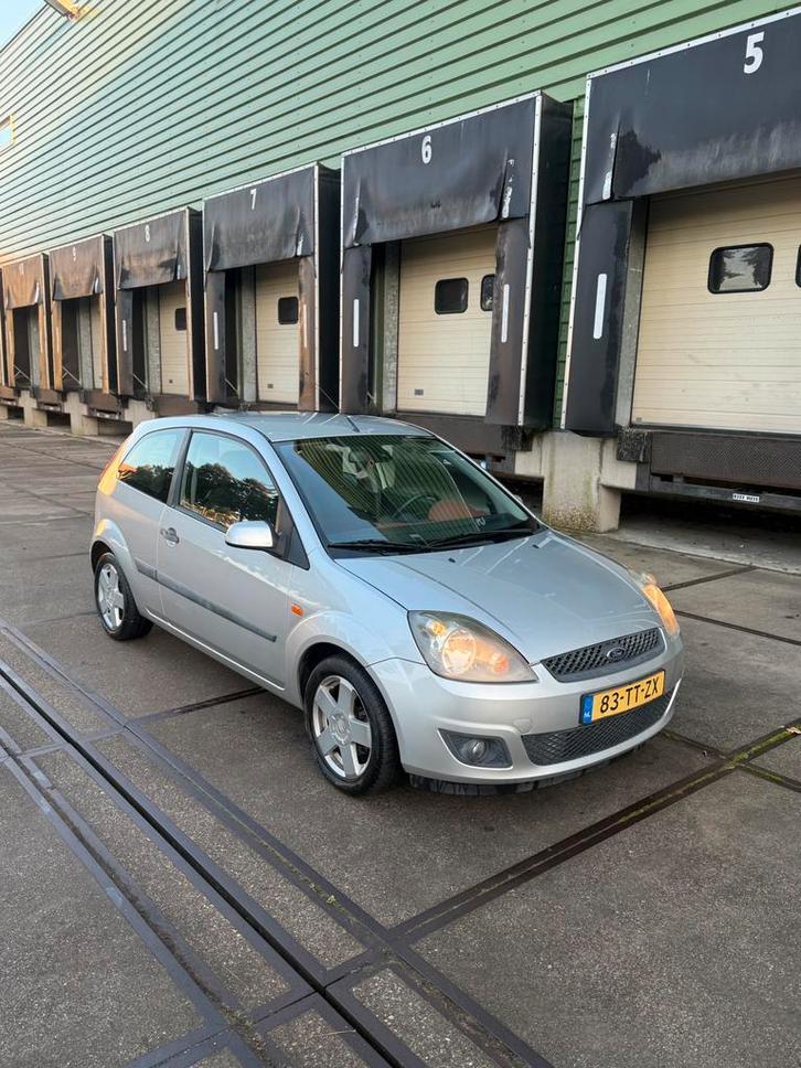 Ford Fiësta 1.3 8V 3DR 2007 Grijs, Auto's, Ford, Bedrijf, Benzine, C, Hatchback, Handgeschakeld, Origineel Nederlands, Zilver of Grijs