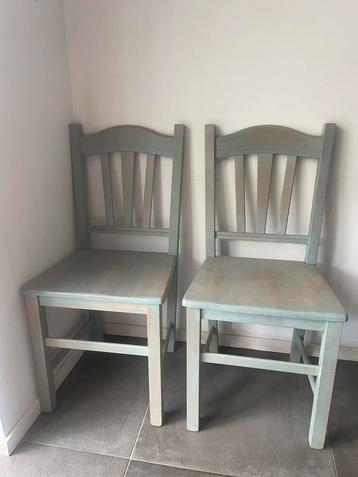 Twee stevige licht blauw gebeitste stoelen. beschikbaar voor biedingen
