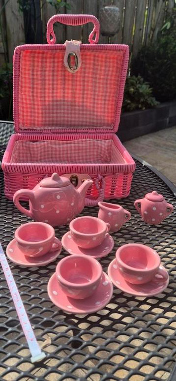 Poppenservies Roze aardewerk met witte stip en koffertje