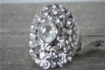 Wauw wat een mooie ring met glinstersteentjes maat 18 beschikbaar voor biedingen