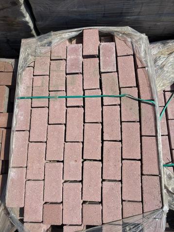 Restpartij 35.5m2 bkk betonklinkers rood 8cm dik met nok beschikbaar voor biedingen