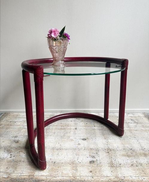 Vintage ronde salontafel manou bordeaux rood glas, Huis en Inrichting, Tafels | Salontafels, Zo goed als nieuw, Minder dan 50 cm