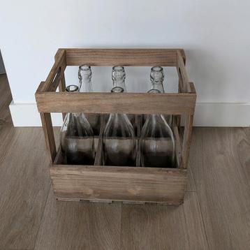 Decoratief kistjes met glazen flessen  beschikbaar voor biedingen