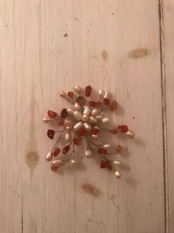 Broche parels en carneool beschikbaar voor biedingen