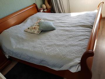 Wegens verhuizing: houten sledebed met nachtkastjes beschikbaar voor biedingen