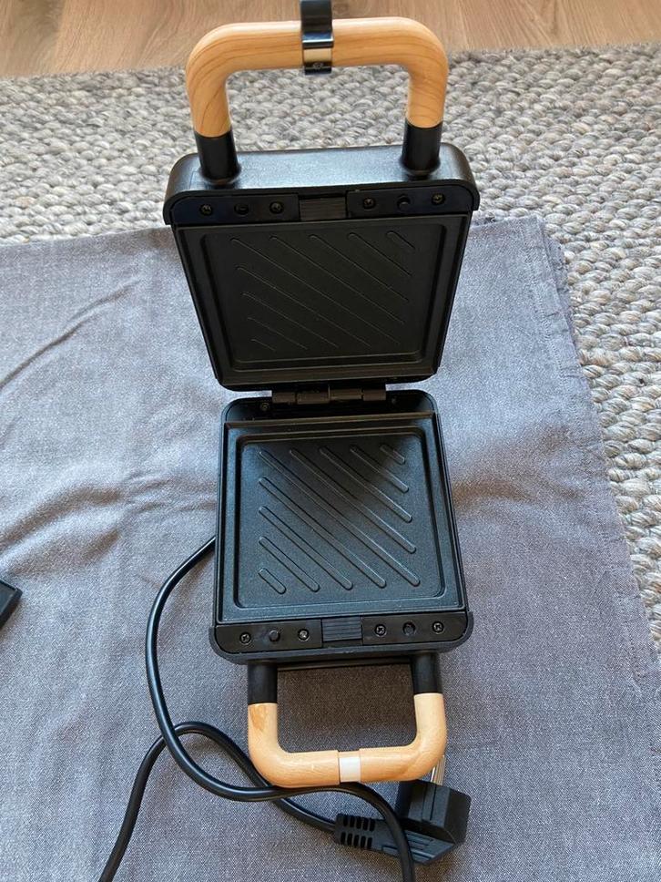 Tosti- en wafelijzer, merk ADE, kleur zwart, Witgoed en Apparatuur, Wafelijzers, Zo goed als nieuw, Ophalen