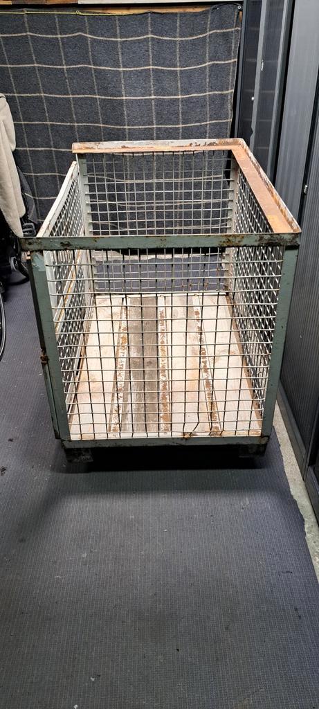 ijzeren gitterbox met nieuwe houten bodem i.z.g.staat., Doe-het-zelf en Verbouw, Hout en Planken, Gebruikt, Pallet, Eiken, Minder dan 200 cm