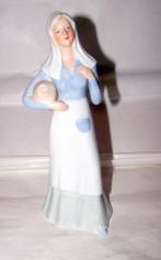 Prachtig porseleinen beeldje meisje met kruik. L. 21 cm.Nwst, Antiek en Kunst, Antiek | Porselein, Ophalen of Verzenden