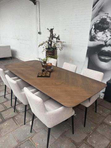 Unieke Chocoladebruine Vissegraat Eettafel + Luxe Stoelen beschikbaar voor biedingen