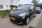 Toyota Verso-S 1.3 VVT-i Aut f-1 CAMERA|AIRCO|TREKHAAK|DEALE, Euro 5, Stof, Gebruikt, Zwart