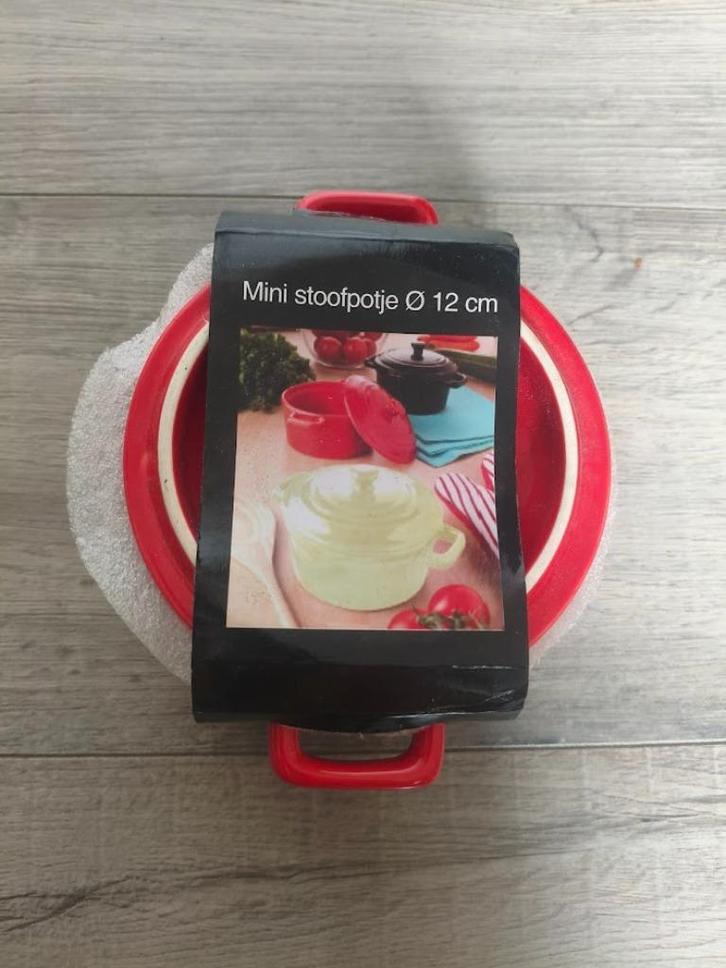 Nieuw in verpakking rode mini stoofpotje, Huis en Inrichting, Keuken | Potten en Pannen, Nieuw, Pot, Bus of Blik, Overige materialen