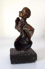 Bronzen beeldje van zittende figuur met geheven armen 895-b, Ophalen of Verzenden, Brons