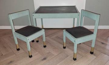 Kindertafeltje met 2 stoeltjes beschikbaar voor biedingen
