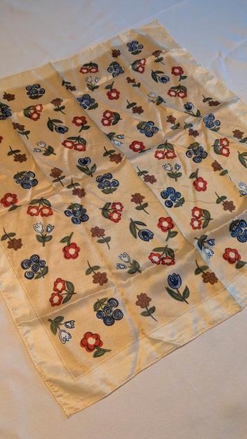 Vintage Zijden Sjaal met Bloemen beschikbaar voor biedingen