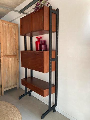 Midcenury Vintage teak wandrek beschikbaar voor biedingen