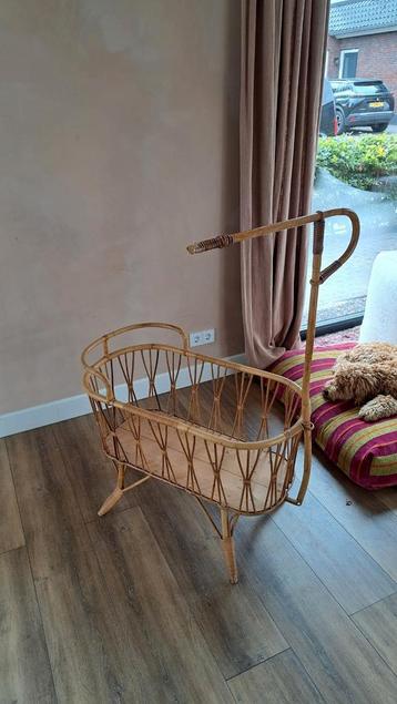 Vintage Rotan Wiegje beschikbaar voor biedingen