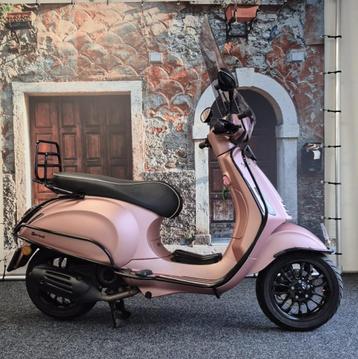 Vespa Sprint bouwjaar 2022 met weinig KM beschikbaar voor biedingen