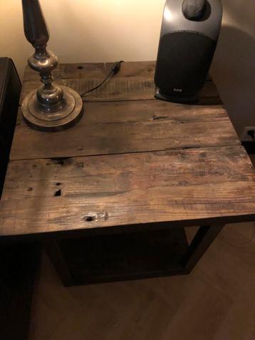 Houten robuuste bijzettafel/nachtkastje beschikbaar voor biedingen