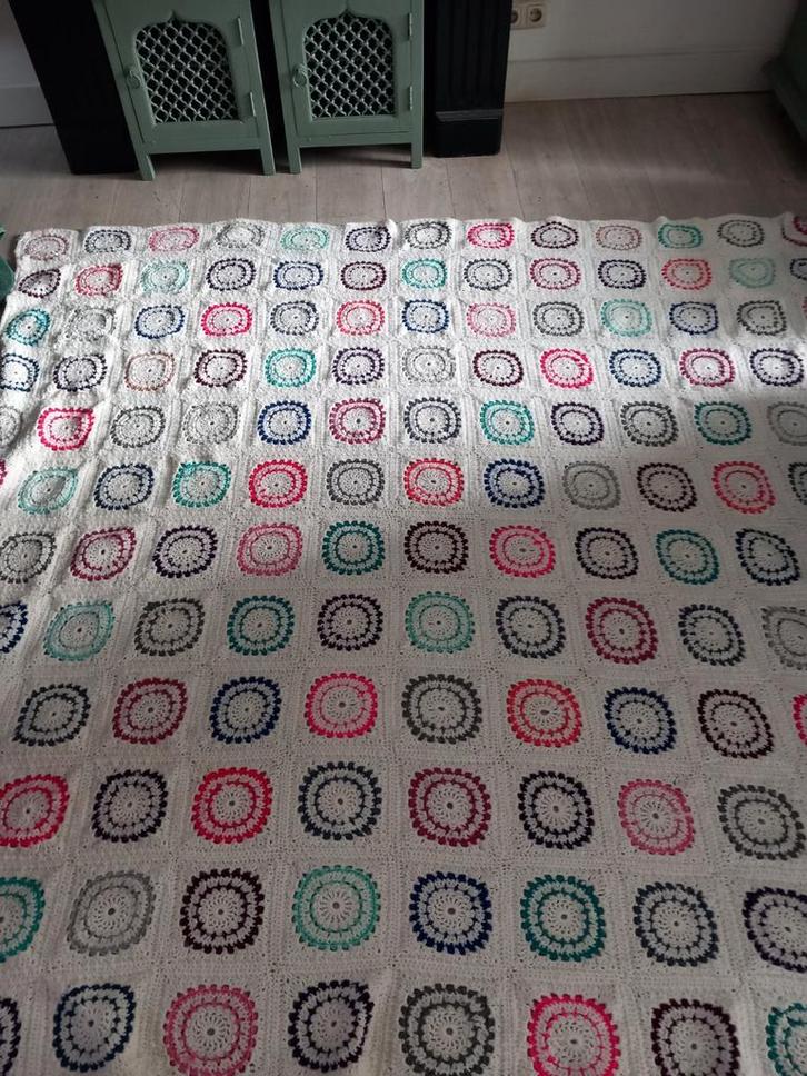 Gehaakte handmade deken sprei met kleurrijke cirkels, Antiek en Kunst, Antiek | Kleden en Textiel, Ophalen of Verzenden